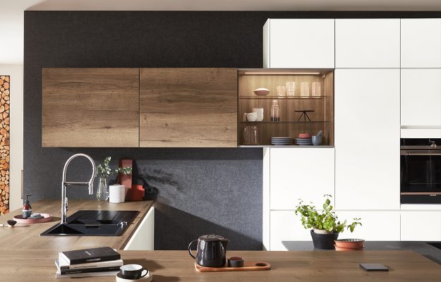Moderne Linea Küche mit weißen Küchenfronten und Oberflächen aus Naturholz